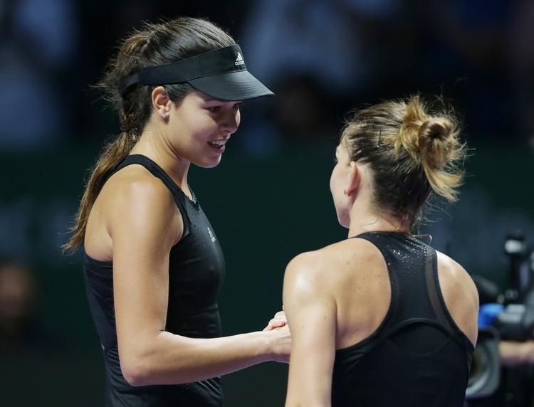 exit. Ana Ivanovic (tv) vandt i tre sæt mod Simona Halep (th), men skulle have vundet i to sæt for at gå videre til semifinalen i Singapore. 