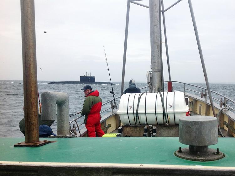 Ubåd. Der er foreløbigt intet overhovedet, der tyder på, at denne russiske ubåd har noget at gøre med det, svenskerne har ledt efter i en uge i den stockholmske skærgård. 