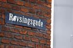 To mænd blev torsdag anholdt i forbindelse med ransagningen af en lejlighed på Rovsingsgade på Nørrebro i København. I lejligheden blev fundet et kilo plastisk sprængstof, tændsnor og tændsats. 