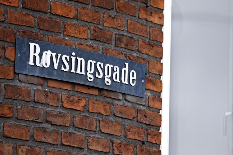 To mænd blev torsdag anholdt i forbindelse med ransagningen af en lejlighed på Rovsingsgade på Nørrebro i København. I lejligheden blev fundet et kilo plastisk sprængstof, tændsnor og tændsats. 