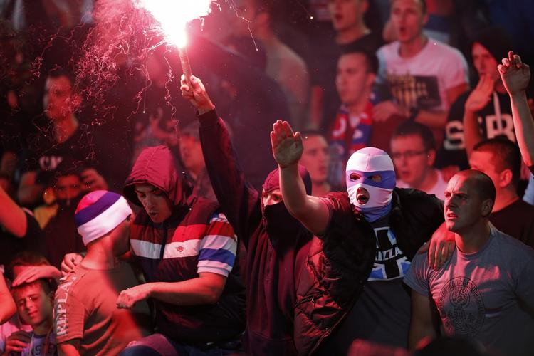 Fodbold. Det var ikke just kærlig stemning, der prægede opgøret mellem Serbien og Albanien tirsdag aften. 