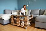 Unikt bord. E-designer Camilla Funch har droppet et traditionelt sofabord til fordel for et hjemmebygget af paller, hjul og en akrylplade for små 200 kr. 