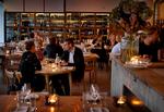 Rustikt. De lyse træborde har ikke dug, og råvarerne er ikke anrettet med pincet på afslappede Gorilla, der laver noget af Københavns bedste bistromad. 