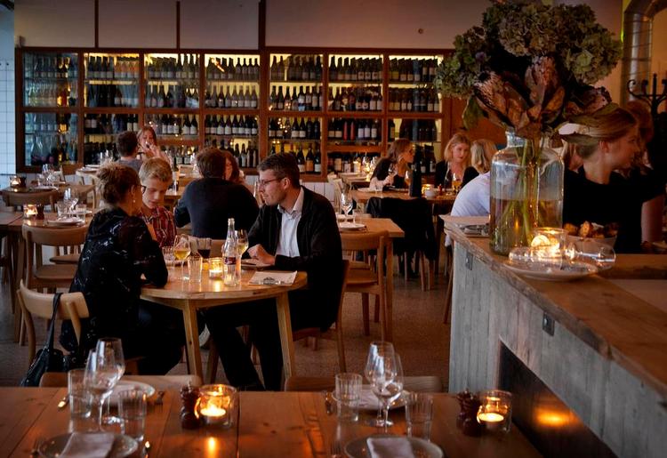 Rustikt. De lyse træborde har ikke dug, og råvarerne er ikke anrettet med pincet på afslappede Gorilla, der laver noget af Københavns bedste bistromad. 