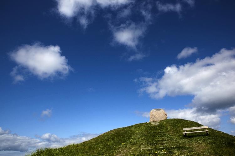 I den lille sjællandske by Høve passer private indbyggere byens gravhøj Esterhøj. Har man en gravhøj i sin egen have, så kan man nu holde fest og stille møble uden at spørge om lov.  