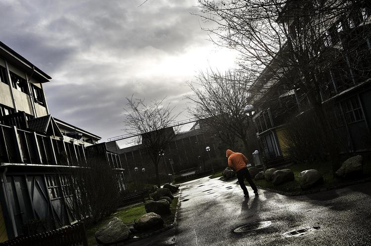 Boligselskaber oplever at banker fastholder opkrævning af lån og kreditter hos borgere, der ikke længere kan betale huslejen. Bankerne tager ikke højde for, hvad folk kan leve for, lydet det fra Den Social Retshjælp. 