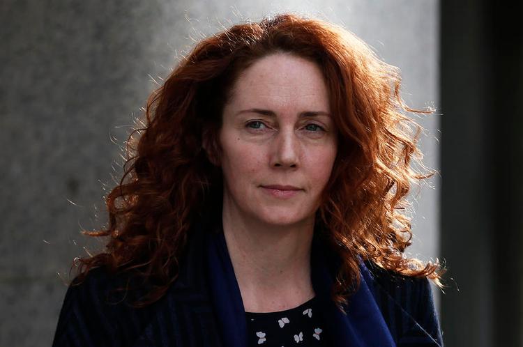 Frikendt. Brooks var redaktør hos News of the World i den periode, hvor journalister fra avisen blandt andet hackede sig ind på en myrdet teenagers telefon. 