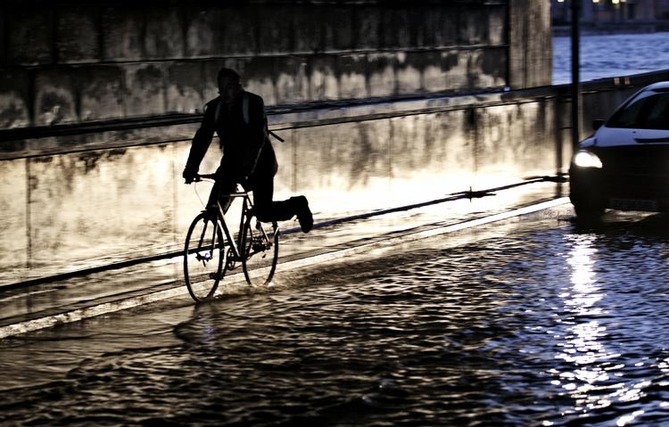 Vand. Om 85 år vil vandstanden i Danmark være steget med 70 til 80 centimeter, og storme vil jævnligt få havvandet til at vælte ind over landets kystbyer. 