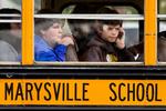 En drenge forsøger at ringe, mens han bliver kørt til et samlingssted efter skyderiet på Marysville Pilchuck High School i Marysville, Washington. 