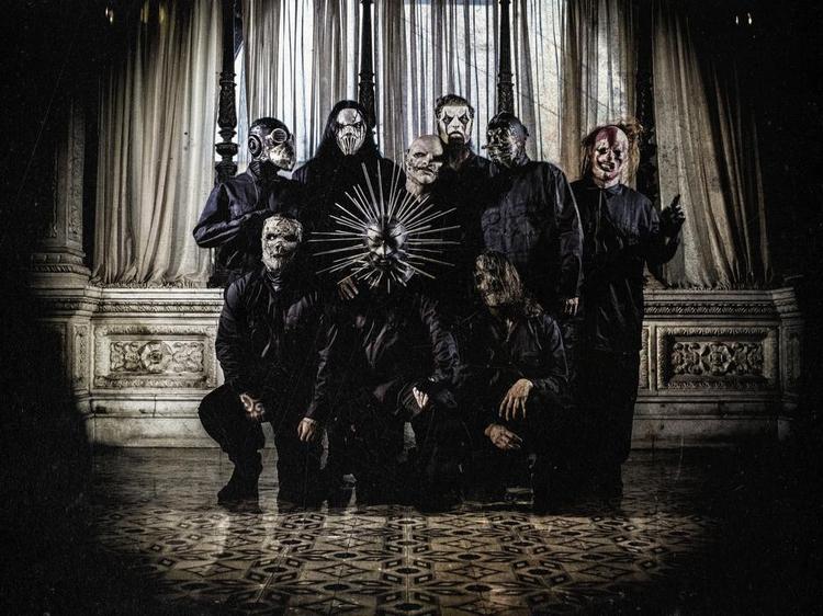 Maskebal. Det ligner et familiefoto fra helvede, men det er bare det amerikanske metalband Slipknot. De er nu aktuelle med deres femte album. 
