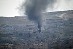 kobane. Røg stiger til vejrs over Kobane i går. Billedet er taget fra den tyrkiske side af grænsen til Syrien. Kobane grænser helt op til Tyrkiet. 