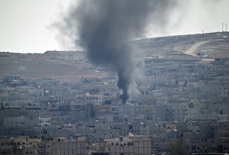 kobane. Røg stiger til vejrs over Kobane i går. Billedet er taget fra den tyrkiske side af grænsen til Syrien. Kobane grænser helt op til Tyrkiet. 