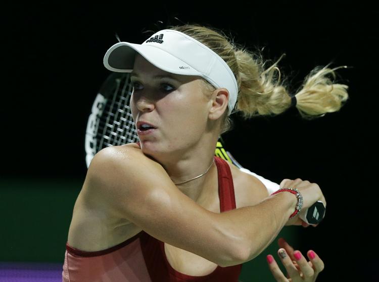 netruller. Caroline Wozniacki var uheldig med en netruller til Serena Williams i den tiebreak i tredje sæt, der afgjorde semifinalen til amerikanerens fordel. 