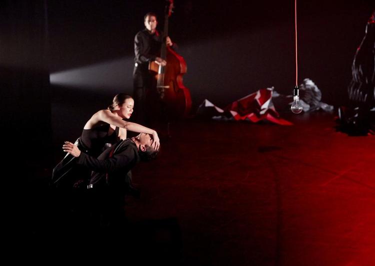 PASSION. Det er et intenst møde mellem flamencostjernen Selene Muñoz og den moderne danser Alexandre Bourdat i forestillingen 'Libertad'. 