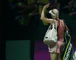 ude. En skuffet Caroline Wozniacki vinker til publikum i Singapore efter nederlaget i den tætte semifinale. 