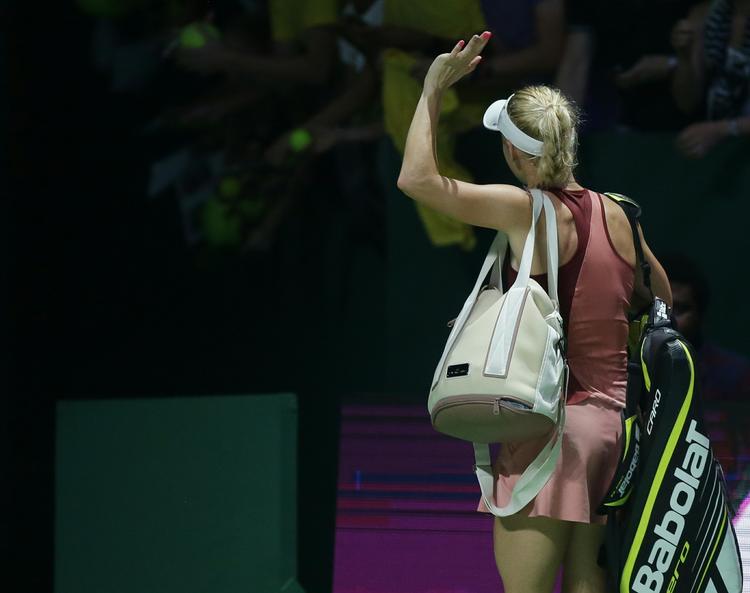 ude. En skuffet Caroline Wozniacki vinker til publikum i Singapore efter nederlaget i den tætte semifinale. 