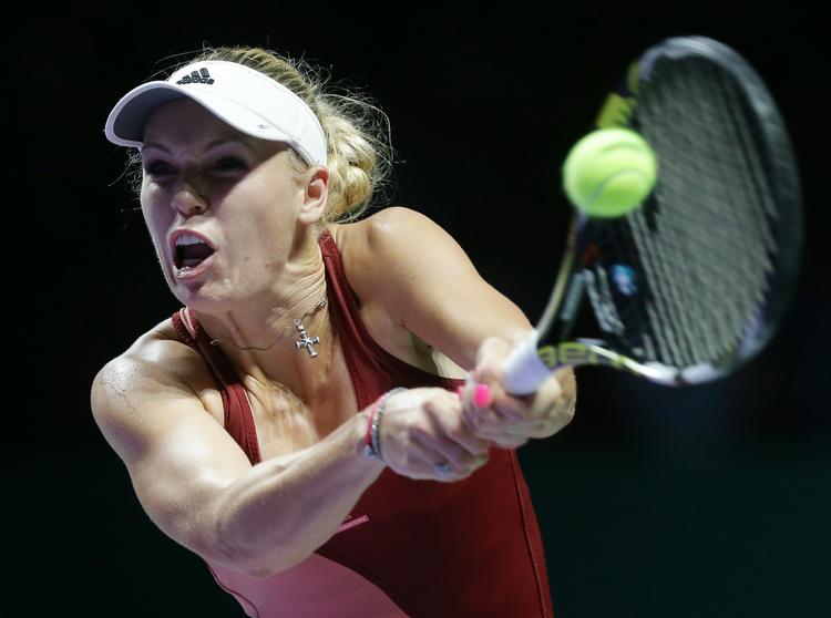 ærgerligt. Caroline Wozniacki returnerer til Serena Williams i semifinalen med favoritvåbnet, den dobbelte baghånd. 