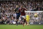 2-1. West Hams halvdansker, Winston Reid (th) får styr på Citys Sergio Aguero. 