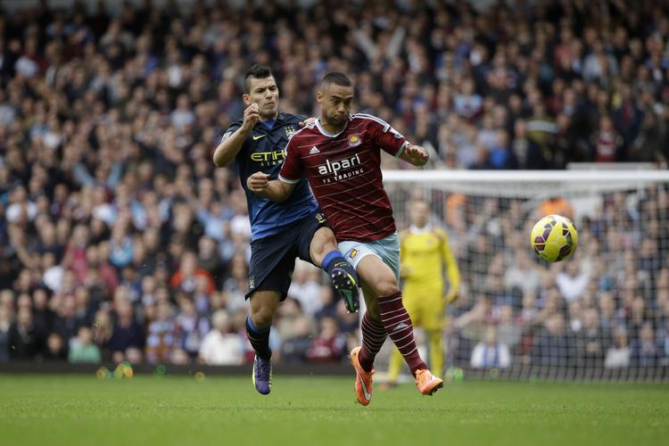 2-1. West Hams halvdansker, Winston Reid (th) får styr på Citys Sergio Aguero. 