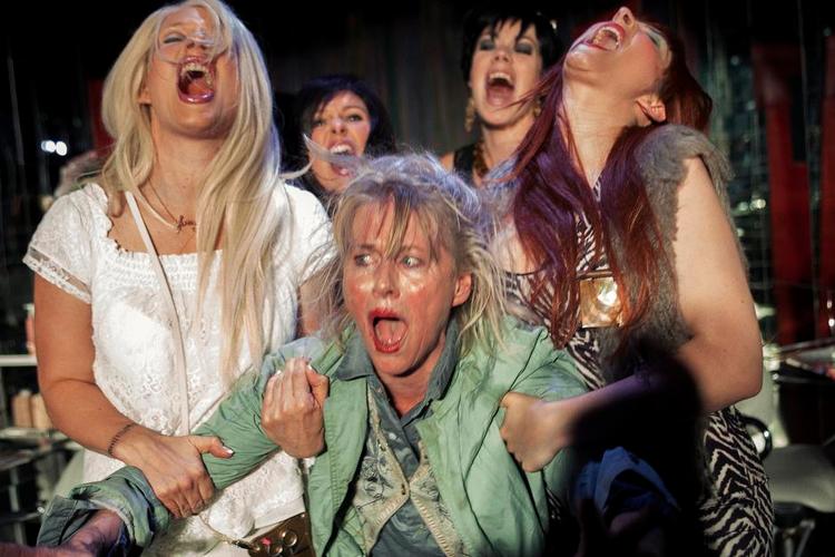 Drama. Astrid Saalbach har for nylig haft premiere på sit nye teaterstykke, 'Frisørerne', på Teater Får302 med blandt andre Jannie Faurschou. 
