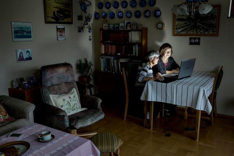 Fanget. 82-årige Gudrun Nielsen er fanget i det digitale univers. Hun kan ikke slippe af med sin digitale postkasse, selvom hendes datter Gurli Malchow-Møller har forsøgt at hjælpe hende. 