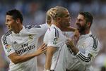 MÅLSCORER. Real Madrid's Pepe (i midten) fejrer sin scoring med medspillerne Sergio Ramos (til højre) og James Rodriguez (til venstre). 