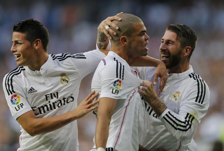 MÅLSCORER. Real Madrid's Pepe (i midten) fejrer sin scoring med medspillerne Sergio Ramos (til højre) og James Rodriguez (til venstre). 