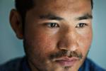 På flugt. Enayat Roshan arbejdede som tolk for amerikanerne i Afghanistan (th.) og er sikker på, at hans svoger derfor blev slået ihjel. Derfor flygtede han, havnede i Danmark og kunne i fredags ånde lettet op over at ikke at blive sendt tilbage til Afghanistan foreløbig. Foto: Lasse Kofod og privat 