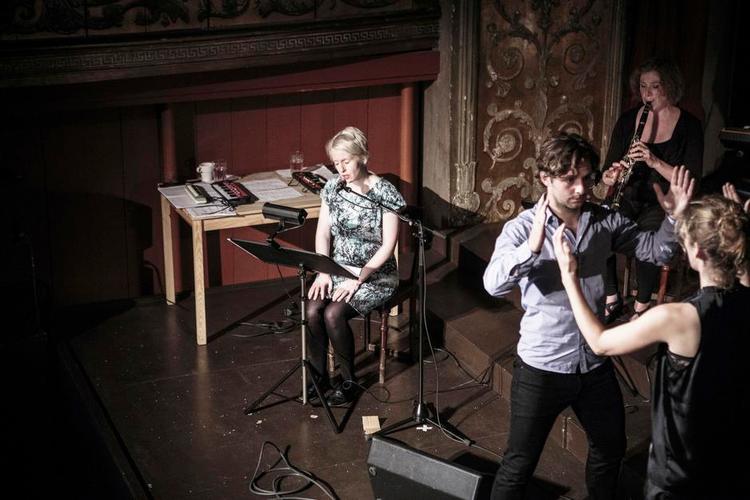 Politisk. Den irske komponist og sangperformer Jennifer Walshe (tv.) i selskab med musikere fra aarhusianske Scenatet, der åbnede årets Wundergrundfestival med en storm af lyde, billeder og bevægelser i Hofteatret. 