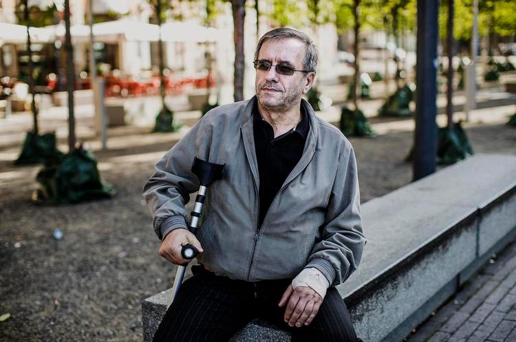 Konstant. Xhemil Zeqiri er tidligere taxachauffør, men efter to uheld har han det så dårligt, at han forleden måtte slukke for fjernsynet, da hans søn blev interviewet i TV-Avisen. Han kunne ikke tåle 'støjen'. 