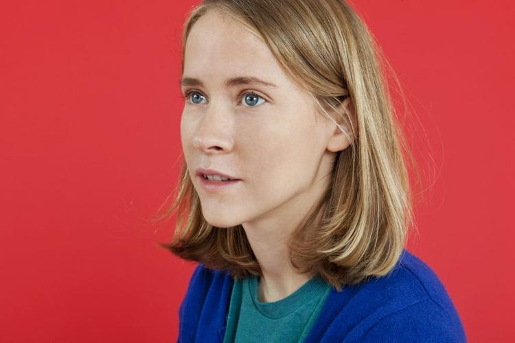 Hybridkunstner. Amalie Smith debuterede i 2010 med 'De næste 5000 dage'. 