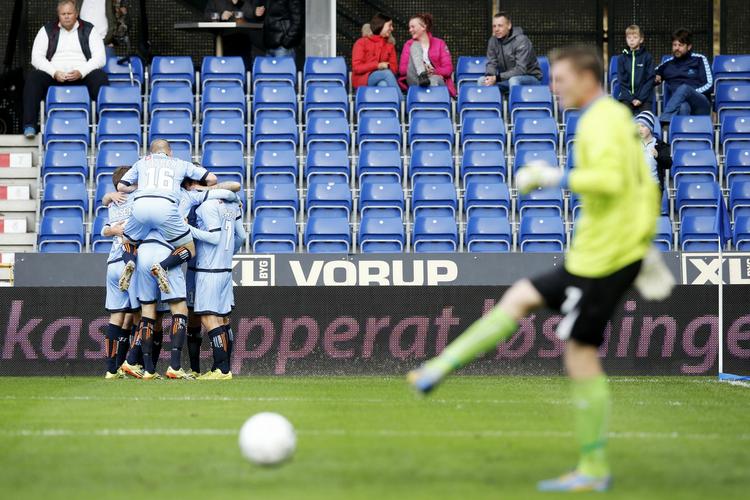 1-0. Et fladt skud i det lange hjørne fra Elmar Bjarnason åbnede målscoringen i Randers. 