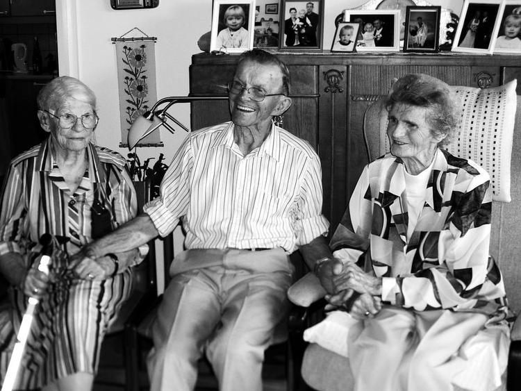 LANG FLYREJSE. I en alder af 90 år tog Anna over Atlanten for at besøge lillebror Sigurd i Canada. Den bedrift gjorde han hende efter, da han selv fyldte 90 år og ville fejre dagen med sine to storesøstre i Danmark, Anna på 102 år, og Severine på 95 år. Privatfoto. 