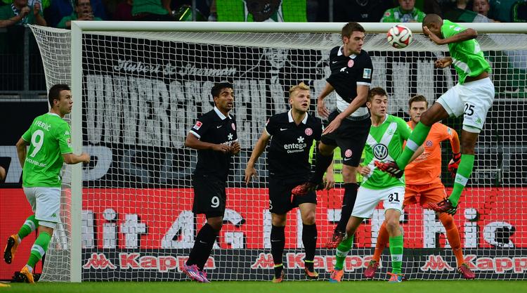 1-0. Et hovedstødsmål af Naldo satte Wolfsburg i gang mod Mainz. 