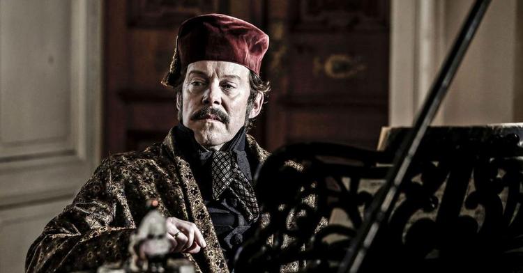 Fezligt. De Meza er excentriker og angst for sygdom. Manon Rasmussen klæder ham fint på med fez og slåbrok.