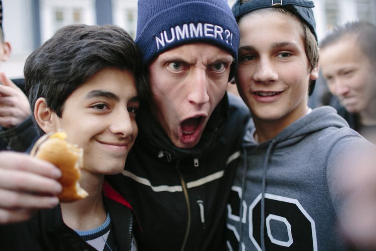 FUCKHEADS. 6.000 havde trykket ja på Facebook til samles ved Storkespringvandet i dag for at møde Fisseronni. 