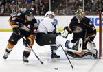 nederlag. Frederik Andersen (th) måtte efter en imponerende stime i NHL med Anaheim Ducks igen lukke mål ind og indkassere et nederlag. 