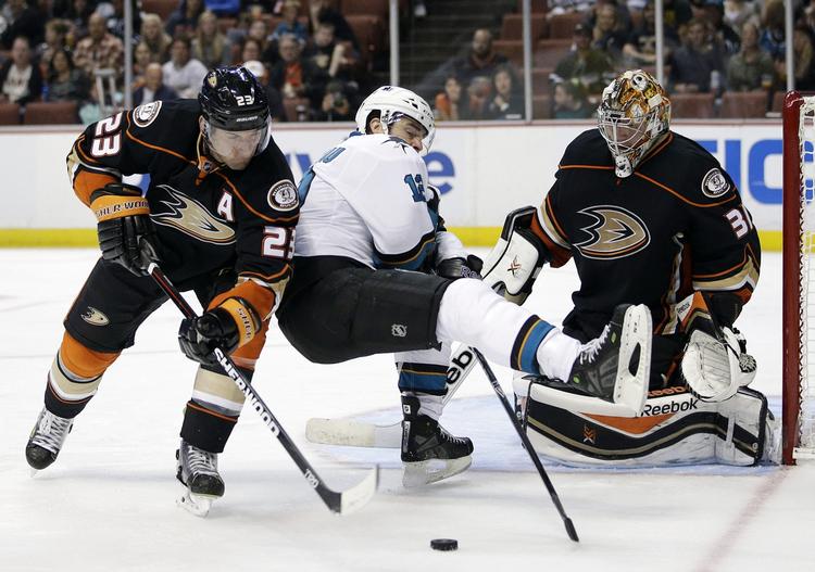 nederlag. Frederik Andersen (th) måtte efter en imponerende stime i NHL med Anaheim Ducks igen lukke mål ind og indkassere et nederlag. 