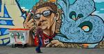 Ikon. Mange forsøger at gøre graffitikunstneren Banksy, der kommer fra Bristol, kunsten efter. Resultatet er, at flere dele af byen vælter sig i farverige facader - flest her i Stokes Croft, Bristols svar på Nørrebro. Foto: Kristoffer Flakstad 