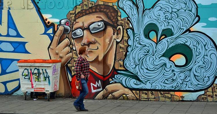 Ikon. Mange forsøger at gøre graffitikunstneren Banksy, der kommer fra Bristol, kunsten efter. Resultatet er, at flere dele af byen vælter sig i farverige facader - flest her i Stokes Croft, Bristols svar på Nørrebro. Foto: Kristoffer Flakstad 