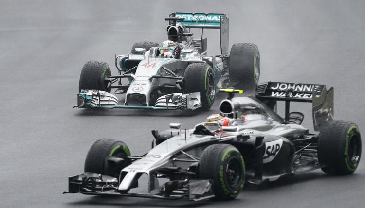 sæsondebutant. Kevin Magnussen forsøger at holde den førende i VM-stillingen, Lewis Hamilton, bag sig under løbet i Ungarn. 