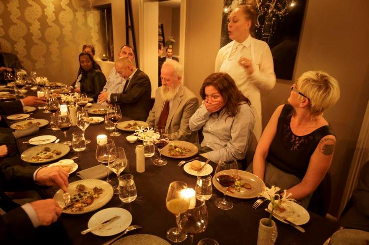 FORVANDLING. Det er svært at se, hvem der er hjemløs eller medarbejder fra Aktivitetscentret Sundholm ved middagen på Kokkeriet. 