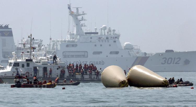 Sewol kæntrede og sank 16. april med 476 personer om bord 20 kilometer ud for Sydkoreas sydvestlige kyst. Af de 304 døde var omtrent 250 skoleelever fra samme skole. 