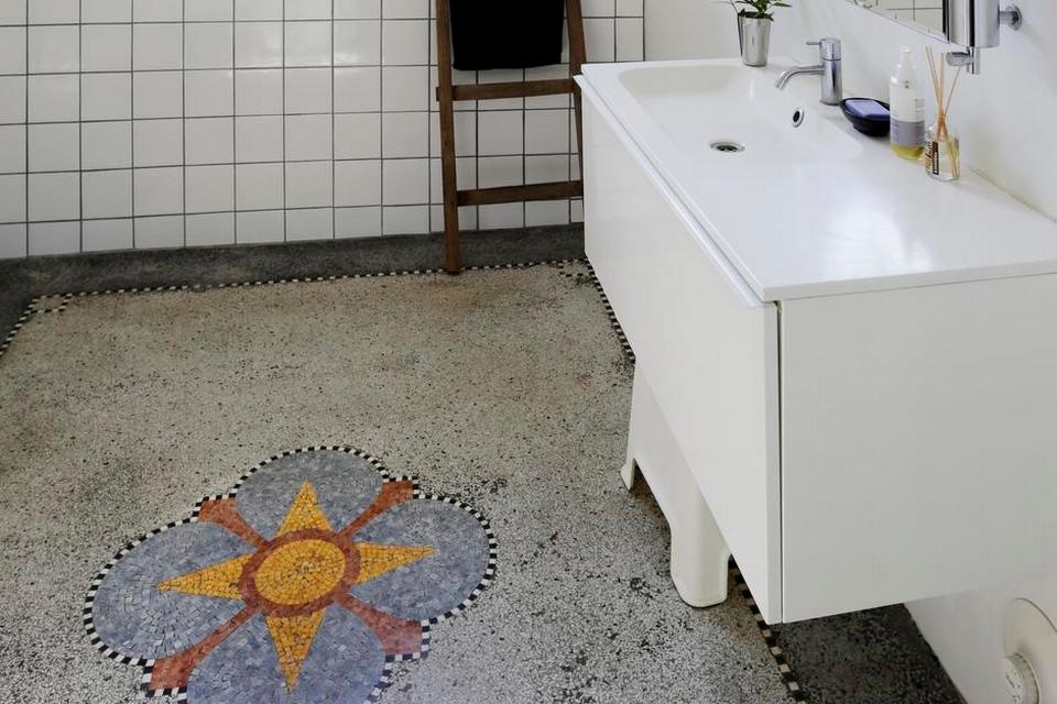 Selvgjort. Henrik har selv støbt terrazzogulvet og mosaikken på badeværelset, der også er beriget med et smukt vindue med kig ud til orangeriet. 