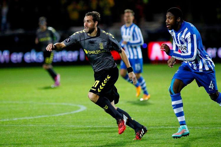 USTABIL. Brøndbys svenske  angriber Johan Elmander – her i løbeduel med Esbjergs Eddi Gomes – kæmper stadig forat finde topformen. 