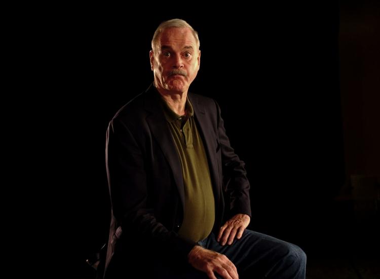 Scenevant. John Cleese og de andre Monty Python-drenge leverede tilbage i juli hele ti optrædener i Londons O2 Arena. Nu kan man så se en række helt tidlige klip. 