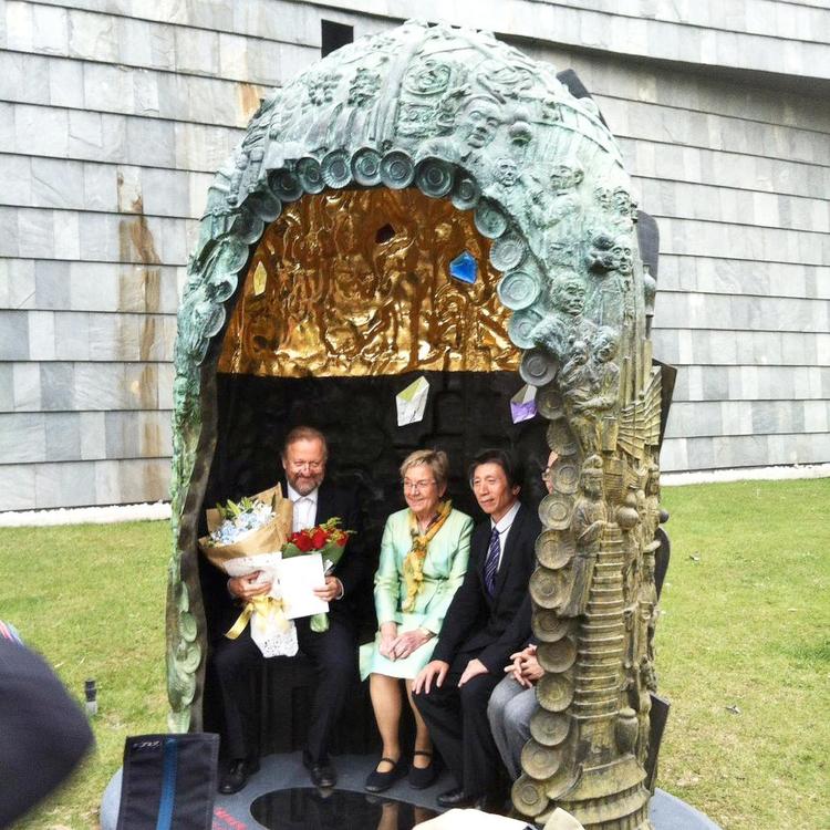 Afsløring. Bjørn Nørgaard skulptur 'Busstop' bliver indviet af Marianne Jelved i Beijing. 