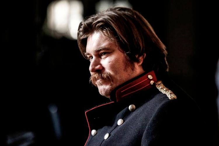 Barsk. Rasmus Bjerg trådte ind i serien som Oberst Møller i aftes. 