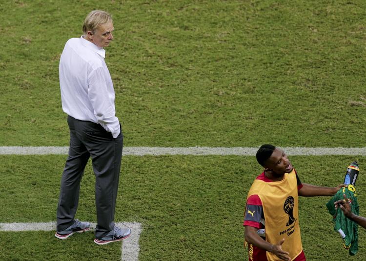 fiasko. Volker Finke (tv) ser lettere modløs under Camerouns kamp mod Kroatien ved VM. Kampen endte med et 4-0-nederlag til de afrikanske løver. 