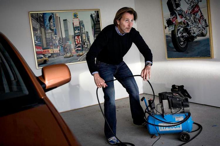 Kamp. Michael Radnrup har stoppet sin eksport af biler og sælger nu brugte biler i Danmark. Han har foreløbigt brugt op mod en kvart million på at få Skats ulovlige fradrag tilbage. 